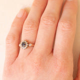 Anello a margherita vintage in oro giallo 9K con zaffiro (0.35ct ca.) e diamanti (0.14ctw ca.), anni ‘70/‘80