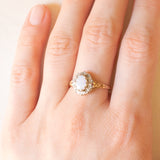 Anello a margherita vintage in oro giallo e bianco 9K con opale (0.30ct ca.) e diamanti, anni ‘70/‘80