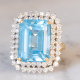 Anello da cocktail vintage in oro giallo e bianco 18K con topazio azzurro (20ct ca.) e diamanti di taglio brillante (1.70ctw ca.), anni ‘70