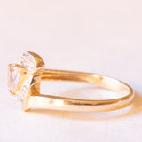 Anello in oro giallo e bianco 9K con zaffiro rosa chiaro sintetico di taglio trillion (0.65ct ca.) e zaffiri bianchi, anni ‘80