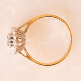 Anello a margherita vintage in oro giallo e bianco 9K con zaffiro (0.50ct ca.) e diamanti di taglio brillante (0.20ctw ca.), anni ‘70/‘80