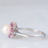 Anello a margherita vintage in oro bianco 18K con perla bianca e rubini, anni ‘50/‘60