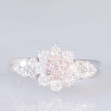 Anello a fiore in platino con diamanti fancy rosa (0.15ctw) e diamanti bianchi (0.86ctw), anni ‘90/anni ‘2000