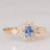 Anello a margherita vintage in oro giallo 9K con zaffiro (0.35ct ca.) e diamanti (0.14ctw ca.), anni ‘80