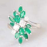 Anello vintage in oro bianco 18K con smeraldi (1ctw ca.) e diamanti (0.45ctw ca.), anni ‘70