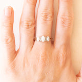 Anello vintage in oro giallo e bianco 9K con opali (0.55ctw ca.) e diamanti (0.06ctw ca.), anno 2003