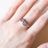 Anello moderno in oro giallo 9K con tanzaniti (1ctw ca.)