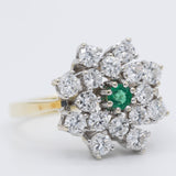 Anello a fiore/fiocco di neve in oro giallo e bianco 14K con smeraldo (0.13ct ca.) e diamanti di taglio brillante (1.24ctw ca.), anni ‘70