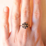 Anello a fiore vintage in oro giallo 9K con zaffiri (0.60ctw ca.) e diamanti (0.07ctw ca.)