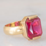 Anello da cocktail vintage in oro giallo 14K con rubino sintetico, anni ‘60/‘70