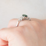 Anello vintage in platino con tsavorite (0.94ct) e due fiori di diamanti (0.78ctw), anni ‘90/anni ‘2000