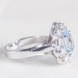 Anello a margherita francese vintage in platino e in oro bianco 18K con acquamarina (1.60ct ca.) e diamanti di taglio brillante (0.80ctw ca.), anni ‘70/‘80