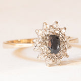 Anello a margherita vintage in oro giallo e bianco 9K con zaffiro (0.40ct ca.) e diamanti (0.18ctw ca.), anno 1960