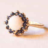 Anello a margherita vintage in oro giallo 9K con opale (1.20ct ca.) e zaffiri (0.44ctw ca.), anni ‘70