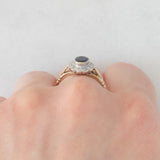 Anello a margherita vintage in oro giallo e bianco 9K con zaffiro (0.60ct ca.) e diamanti (0.12ctw ca.), anno 1991