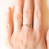 Anello a “V” vintage in oro giallo e bianco 9K con diamanti, anni ‘70
