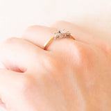 Trilogy vintage in oro giallo e bianco 9K con diamanti di taglio carré (0.25ctw ca.), anni ‘80