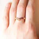 Anello vintage a “V” in oro giallo 18K con rubini (0.24ctw ca.) e con diamanti (0.30ctw ca.), anni ‘70/‘80