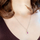 Collana vintage con ciondolo a margherita in oro bianco 14K con rubino di taglio a goccia (0.65ct ca.) e diamanti di taglio brillante (0.35ctw ca.), anni ‘80