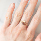 Anello Claddagh in oro giallo 9K e granato di taglio a cuore (0.45ct ca.), anno 1990
