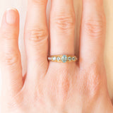 Anello vintage in oro giallo e bianco 9K con paste di vetro azzurre e diamanti, anno 2009