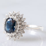 Anello a margherita vintage in oro bianco 14K con zaffiro (2ct ca.) e diamanti (0.54ctw ca.), anni ‘70/‘80