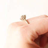 Anello a fiore in oro giallo 9K con diamanti di taglio brillante (0.40ctw ca.), anni ‘60