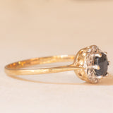 Anello a margherita in oro giallo 9K con zaffiro (0.50ct ca.) e diamanti (0.03ctw ca.), anni ‘80