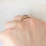 Anello chevalier retrò in oro giallo 14K con granato (1ct ca.), anni ‘40