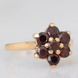 Anello a fiore vintage in oro giallo 9K con granati (0.70ctw ca.), anno 1966