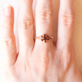 Anello a margherita vintage in oro giallo 9K con granati, anno 1979