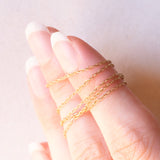 Collana vintage con catenina in oro giallo 9K e con ciondolo in oro giallo 9K con opale (3ct ca.), anni ‘70