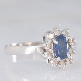 Anello a margherita vintage in oro bianco 18K con zaffiro (0.50ct ca.) e diamanti di taglio brillante (0.25ctw ca.), anni ‘80