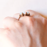 Anello trilogy antico in oro giallo 9K con opali (0.90ctw ca.), anni ‘10