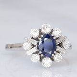 Anello ballerina vintage in oro bianco 18K con zaffiro (1.30ct ca.) e diamanti di taglio brillante e di taglio baguette (1ctw ca.), anni ‘70/‘80