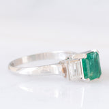 Trilogy vintage in stile Art Déco in platino con smeraldo (0.90ct) e diamanti (0.46ctw), anni ‘80