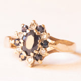 Anello a margherita vintage in oro giallo e bianco 9K con zaffiri (0.70ctw ca.) e diamanti (0.06ctw ca.)