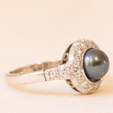 Anello a margherita vintage in oro bianco 14K con perla nera e diamanti di taglio brillante (0.40ctw ca.), anni ‘70