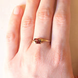 Anello contrarier vintage in oro giallo 9K con granati di taglio rettangolare (0.30ctw ca.), anno 1981