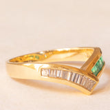 Anello a “V” vintage in oro giallo 18K con smeraldi di taglio carré (0.28ctw ca.) e diamanti di taglio tapered (0.25ctw ca.), anni ‘70/‘80
