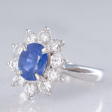 Anello a margherita in platino con zaffiro (1.66ct ca.) e diamanti di taglio brillante (0.88ctw ca.), anni ‘90