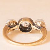 Trilogy antico in oro giallo 18K e argento con perle bianche e diamante di taglio vecchia miniera (0.48ct ca.), anni ‘10/‘20