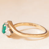 Anello bypass vintage in oro giallo e bianco 9K con pasta di vetro verde e diamanti (0.03ctw ca.), anni ‘80