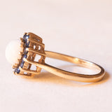 Anello a margherita vintage in oro giallo 9K con opale (1.20ct ca.) e zaffiri (0.44ctw ca.), anni ‘70