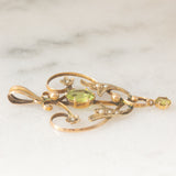 Pendente antico lavalier in oro giallo 9K con paste di vetro verde chiaro e perline bianche, anni ‘10/‘20