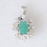 Pendente a margherita vintage in oro bianco 14K con smeraldo (0.26ct ca.) e diamanti (0.08ctw ca.), anni ‘70