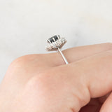 Anello a margherita vintage in oro bianco 18K con zaffiro (1.20ct ca.) e diamanti di taglio brillante (0.80ctw ca.), anni ‘70