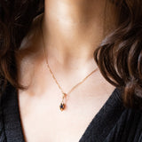 Collana vintage con catenina in oro giallo 9K e con ciondolo in oro giallo 9K con zaffiro (0.30ct ca.), anno 1965