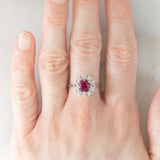 Anello a margherita vintage in oro bianco 14K con rubino (1.15ct ca.) e diamanti (0.15ctw ca.), anni ‘70