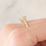 Anello in oro giallo 9K con zircone azzurro (1.63ct) e zirconi bianchi